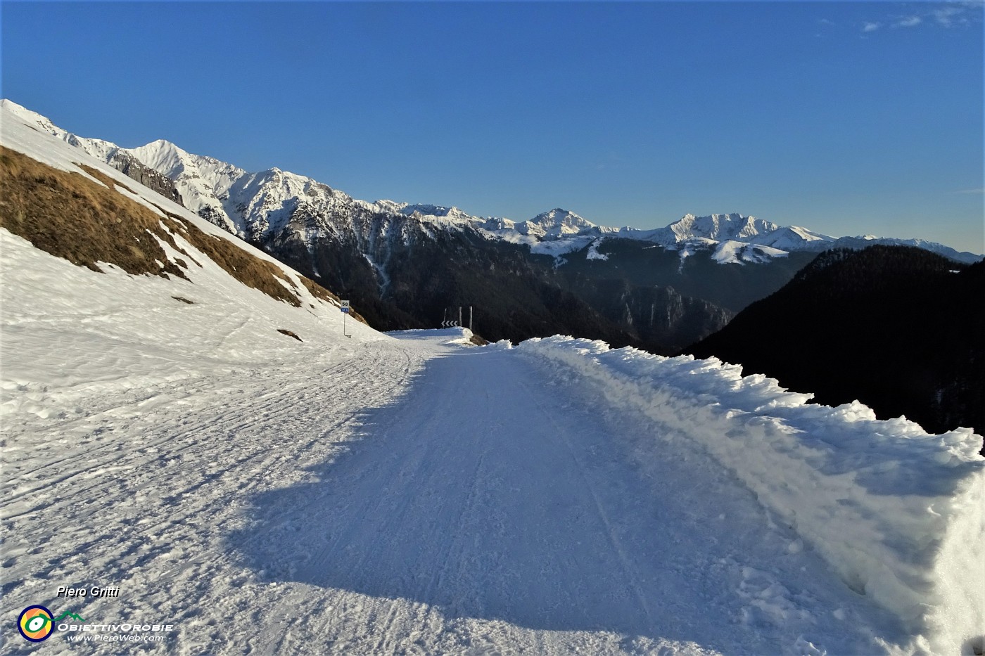 91 Scendo percorrendo la strada con neve battuta .JPG